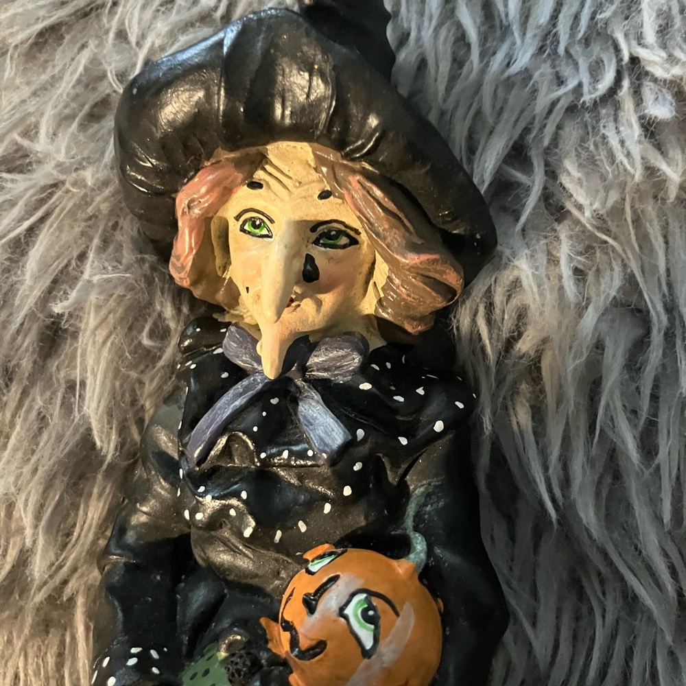 halloween witch figurine 9 Inches Holding Creepy Pumpkin Resin - Picture 2 of 5